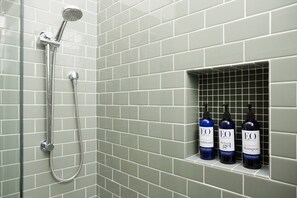 Combined shower/bathtub, eco-friendly toiletries, towels - Big View House on Kern River Private Waterfront Retreat Fireplace Dog OK (Kernville)