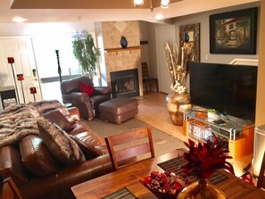 Smart TV, fireplace, DVD player, books - Beautiful South Scottsdale 2 BDR/2 Bth Condo w/Garage Prime Location by Old Town (Scottsdale)