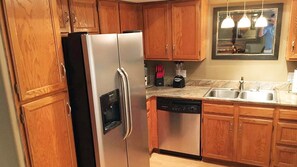 Fridge, microwave, oven, stovetop - Beautiful South Scottsdale 2 BDR/2 Bth Condo w/Garage Prime Location by Old Town (Scottsdale)