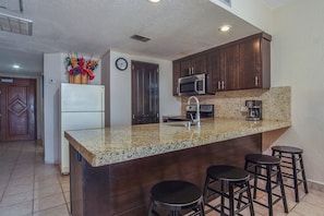 Kjøleskap, mikrobølgeovn, ovn og oppvaskmaskin