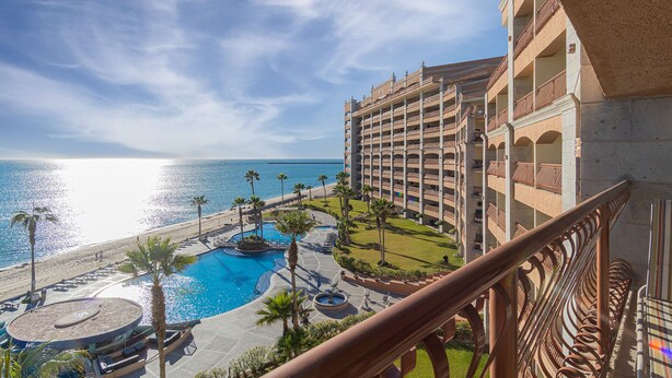 Un hotel con piscina, playa y vista al océano.