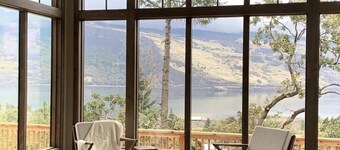 Newly built Mosier Bluff home-3 Bed, 3.5 Bath Spectacular River View and Hot Tub