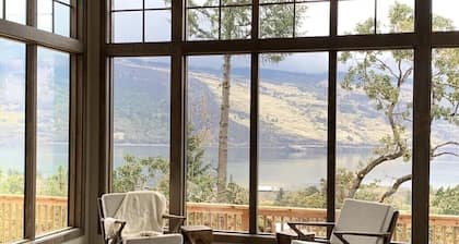 Newly built Mosier Bluff home-3 Bed, 3.5 Bath Spectacular River View and Hot Tub