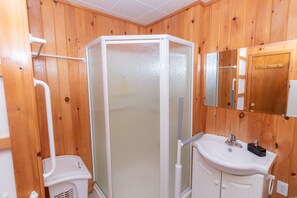 Ducha, secador de pelo, toallas, jabón