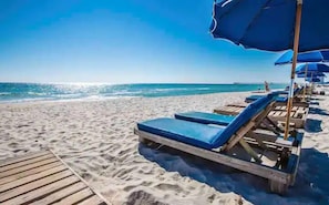 En la playa y camastros