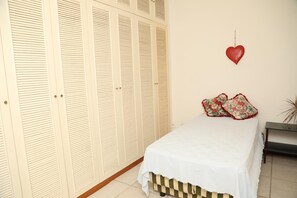 2 quartos, ferros/tábuas de passar roupa, Wi-Fi, roupa de cama