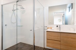 Ensemble douche/baignoire, sèche-cheveux, serviettes fournies, savon