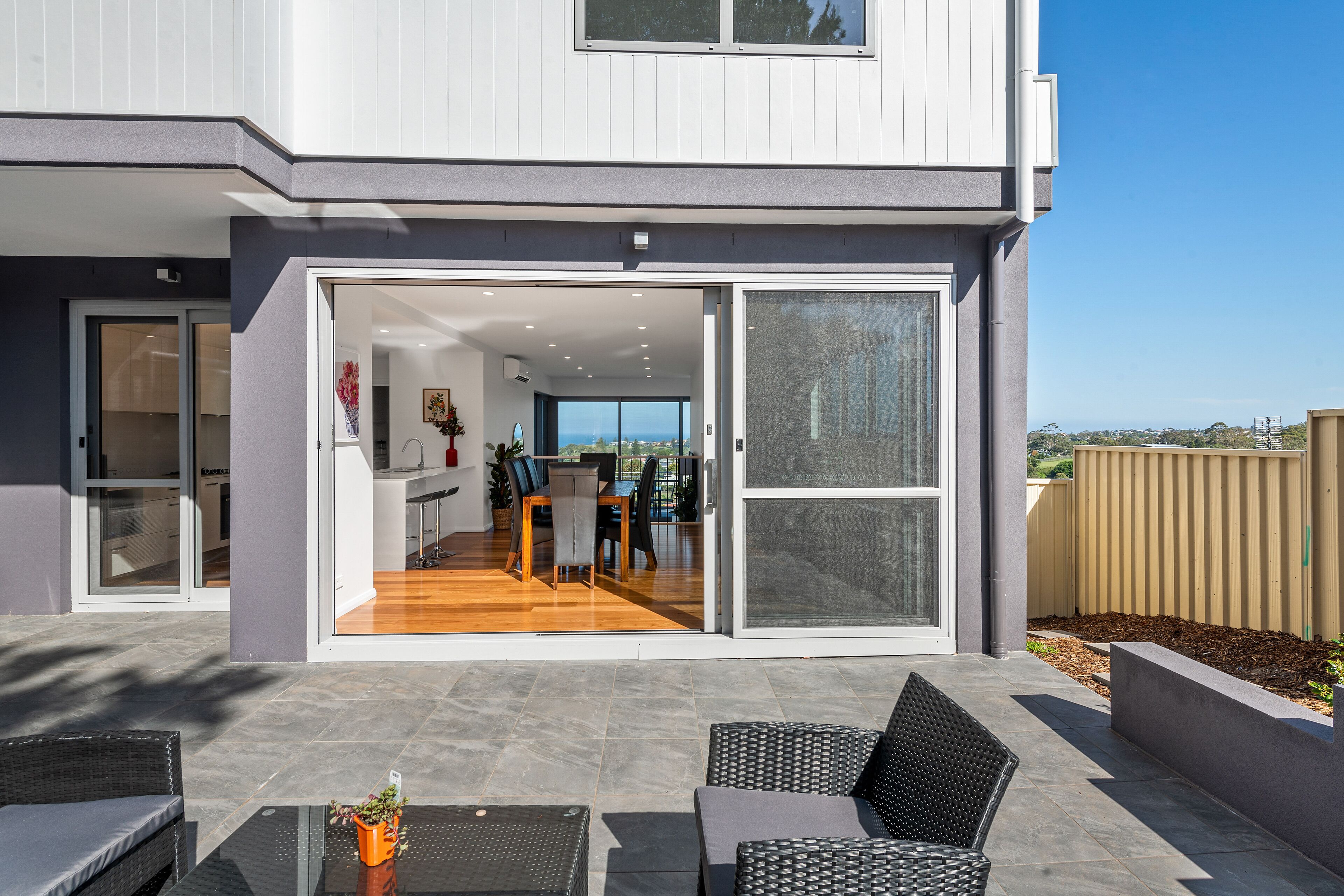 Una casa moderna con un patio amoblado y vistas al interior.