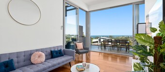 Brand new house, amazing views, walk to the beach!