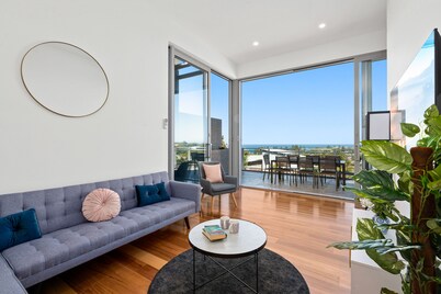 Brand new house, amazing views, walk to the beach!