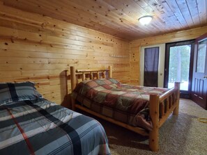 2 bedrooms, in-room safe, bed sheets - Cozy Cabin on the Lake (Eagle Harbor)