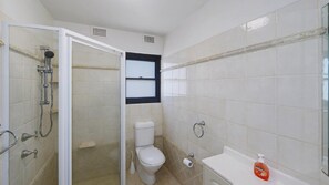 Shower - Hi Surf 1 - Top Location (Avoca Beach)