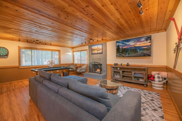 Smart TV, lareira, console de videogame