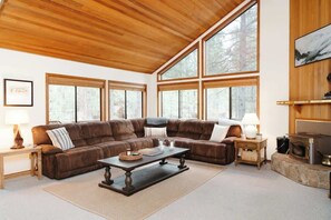 Televisio, DVD-soitin, kirjoja, työhuone