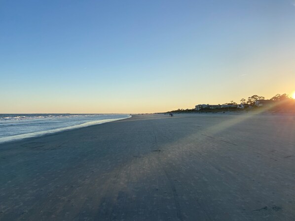 Playa en los alrededores y camastros 