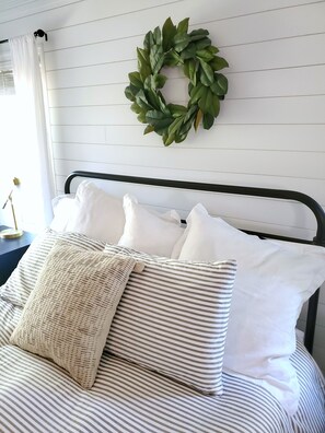 4 bedrooms, desk, iron/ironing board, free WiFi