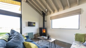 Una sala de estar acogedora con un sofá, una mesa de centro y una chimenea.