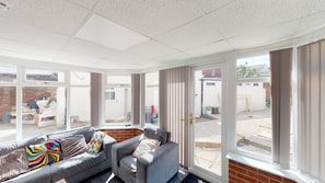 Deluxe Room | Living room | Flat-screen TV - J kyns Aparthome (Smethwick)