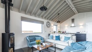 Ein modernes Wohnzimmer mit Kamin, Sofas und einem Couchtisch.