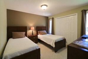 3 bedrooms, in-room safe, iron/ironing board, travel cot