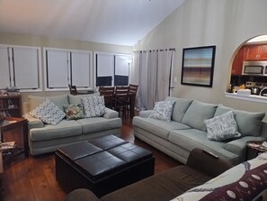 Een smart-tv, een dvd-speler en boeken