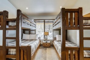 4 dormitorios, tabla de planchar con plancha, wifi gratis y ropa de cama