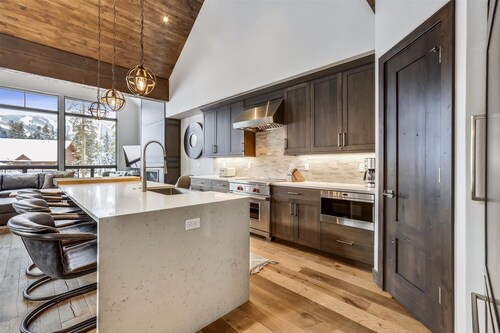 Come stay at Five Peaks, a newly built home, Walk to Shuttle, Peak 8, Amazing View, Hot Tub.