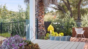 Outdoor dining - Coastal Living Swimming Pool (Blairgowrie)