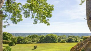 A grassy field with trees and a distant view of hills. - Nice apartment for 3 guests with WIFI, TV and panoramic view (Tourgeville)