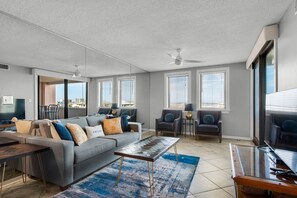 Een smart-tv, boeken en een stereo