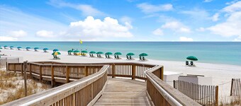 PRIVATE BEACH, HEATED POOL, HOT TUB, GREAT FOR FAMILIES. Fully loaded kitchen!