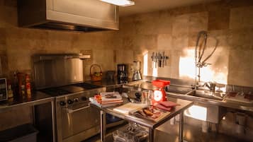 Frigorífic, microones, forn i cafetera i tetera