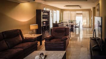 Televisor intel·ligent, reproductor de DVD i llibres