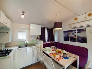 Microwave, high chair, freezer, dining tables - Cosy apartment in villa for 6 guests with WIFI, pool, A/C and terrace (Bibbona)