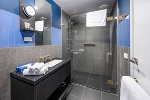 Habitación empresarial doble | Baño | Regadera, amenidades de baño gratuitas, secadora de cabello, toallas 