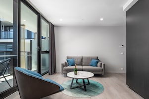 Apartamento, 1 quarto | Sala de estar | Smart TV 50 polegadas com canais digitais, TV