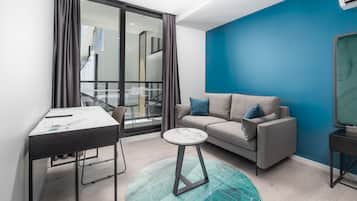 2 habitaciones, ropa de cama hipoalergénica y escritorio