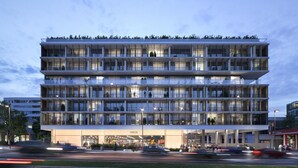 Ein mehrstöckiges Hotel mit modernem Design, das Balkone und große Fenster bietet.