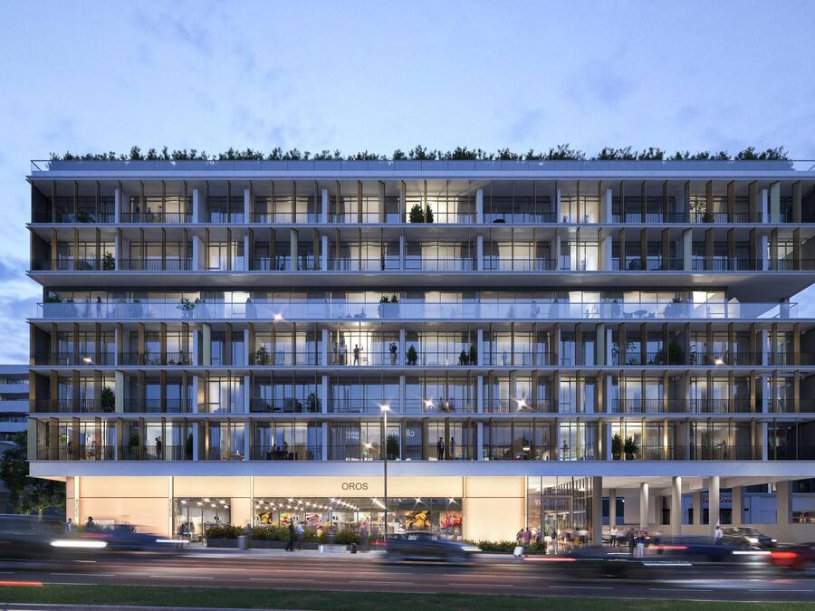 Un hotel de varios pisos con un diseño moderno, que cuenta con balcones y grandes ventanales.