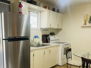 Fridge, microwave, oven, stovetop -  Peaceful, quaint, cozy stay (Folsom)