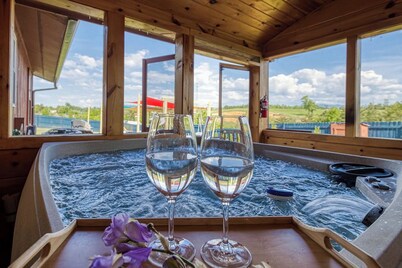 Smoky Mountain Escape · Mini Golf · Private Hot Tub · 10 Min to Dollywood