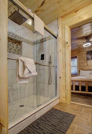 Combined shower/bathtub, hair dryer, towels, soap - Smoky Mountain Escape · Mini Golf · Private Hot Tub · 10 Min to Dollywood (Sevierville)
