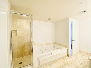 Combinació de dutxa i banyera, assecador de cabells, bidet i tovalloles 