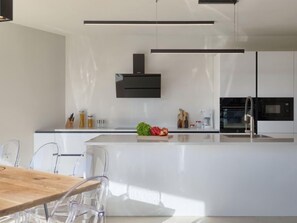 Een koelkast, een microgolfoven, een oven, een vaatwasser