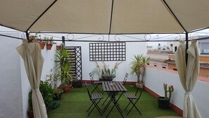 Outdoor dining - Dona Lola (Seville)
