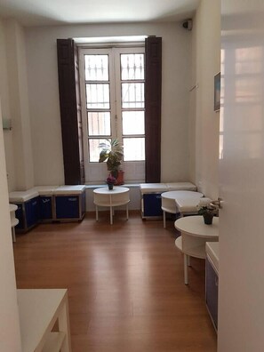 Interior - Dona Lola (Seville)