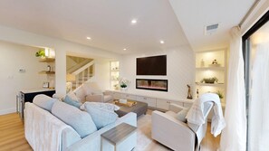 TV - Large Three Bedroom Villa Overlooking the George Fazio Golf Course! (Hilton Head)