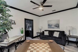 Téléviseur connecté, livres, bureau