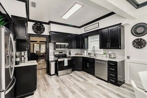 Een koelkast, een microgolfoven, een oven, een kookplaat