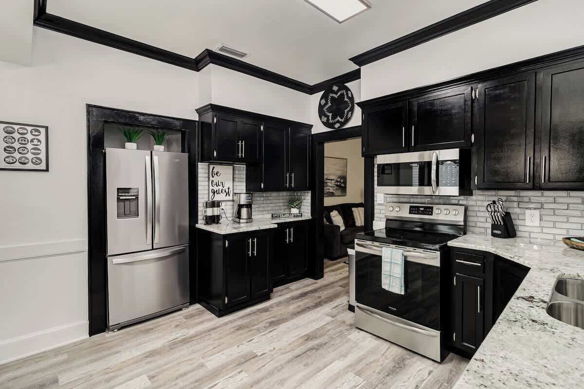 Réfrigérateur, micro-ondes, four, plaque de cuisson